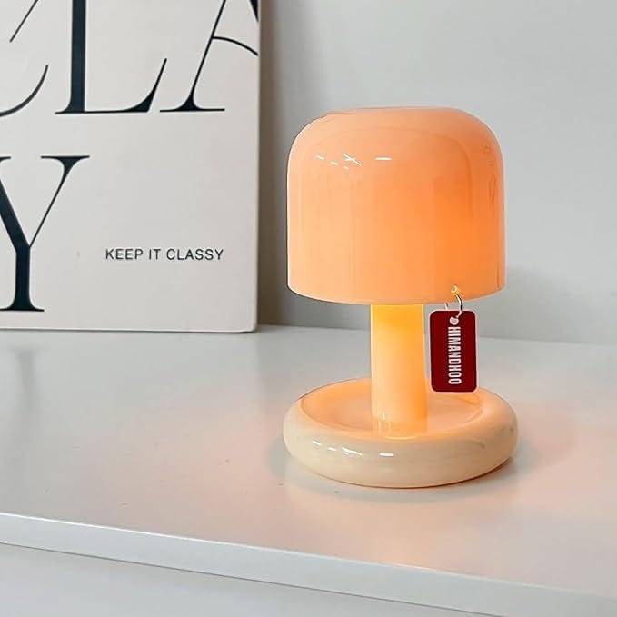 Mini lámpara cálida en mesa blanca
