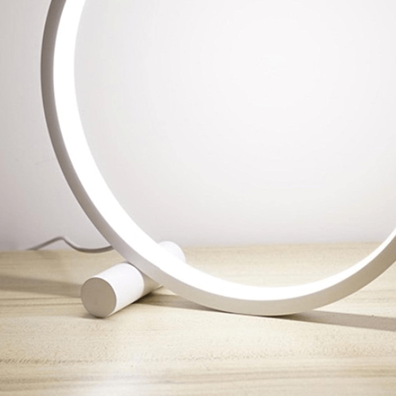 Detalle lámpara anillo led blanco