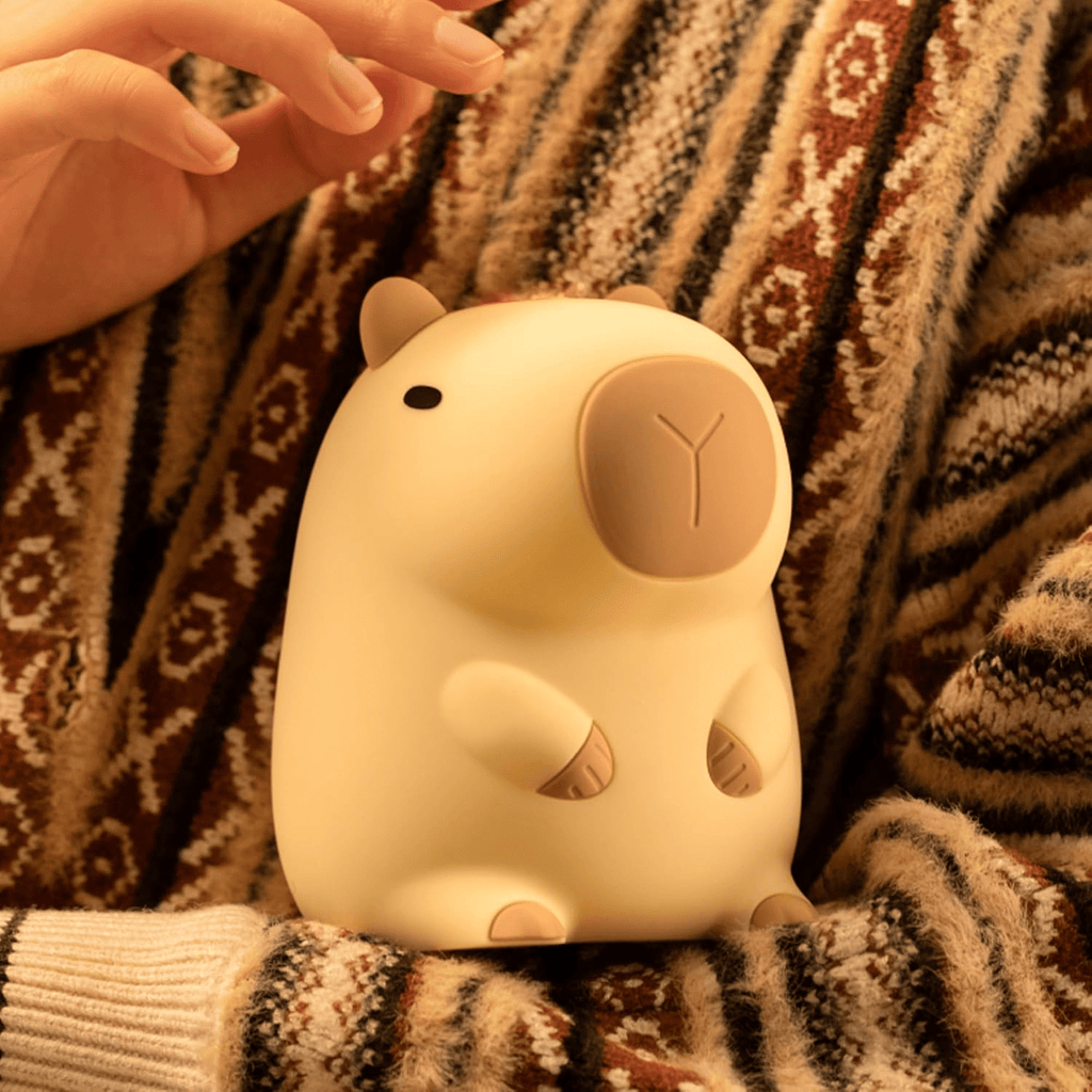 Persona con lámpara infantil capibara