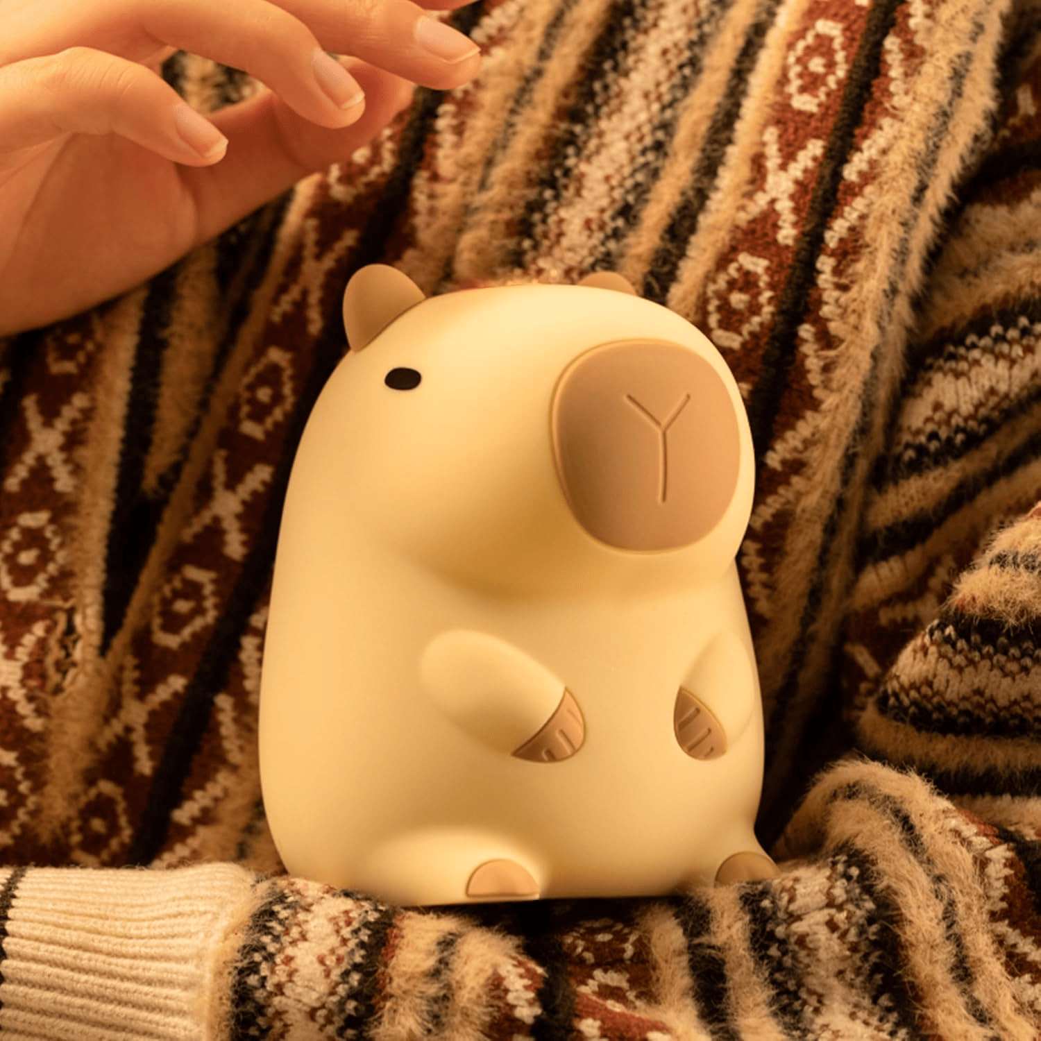 Persona con lámpara infantil capibara