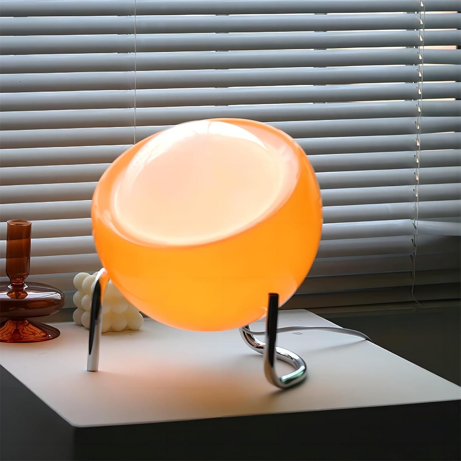 Lámpara esférica retro encendida en ambiente de oficina