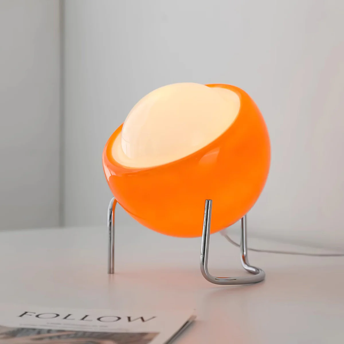 Lámpara cristal macaron naranja encendida