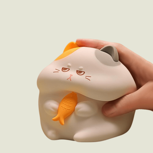 Mano cogiendo lámpara infantil gato gruñón