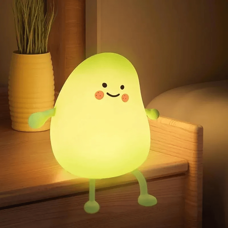Lámpara mango infantil en mesita de noche