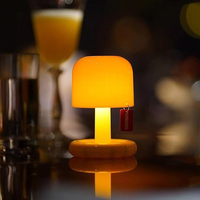 Mini lámpara cálida en ambiente nocturno 